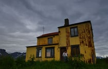 Leer stehendes Haus an der Straße 622 hinter Pingeyri