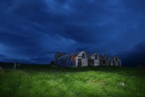 Alter Hof zur blauen Stunde