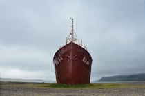 Ältestes Stahlschiff Islands an der Straße 60 beim Dynjandi
