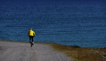 Radfahrer auf der Straße615 beim Latrabjarg-Hotel