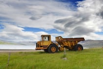 Altes Baufahrzeug an der Abzweigung Straße 612/614