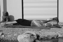 Strecken am Bauch liegend