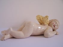 Petit Ange : terre cuite émaillée et feuilles d'or, 22x10cms         