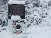 Elle, elle lave les cerveaux, lui, il lave le linge