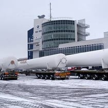 In der Nacht hatten sich die drei Schwertransproter bei Schnee und Eis ins Fahrerlager des Nürburgringes durchschlagen können.