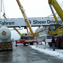 Kräne bestimmen seit einem Jahr das Bild an der Nürburgring-Großbaustelle. Auch zum Abladen der Druckbehälter waren mehrere Kräne erforderlich.