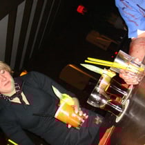 Britta kommt mit den Halloween-Cocktails...