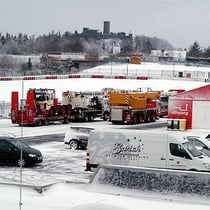 Am Nürburgring herrschte am 24. März tiefer Winter, als die Kräne und Baumaschinen auf die riesigen Druchbehälter warteten.