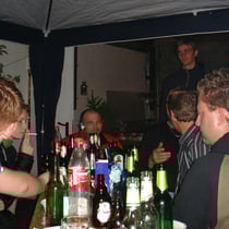 Der Tisch füllt sich mit Leergut