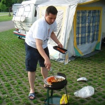 abends am Campingplatz: Erst mal den Grill anschmeissen