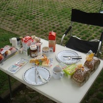 Morgen, Tag 2: unser bescheidener Frühstückstisch...