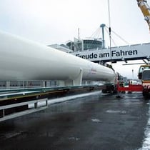 Lang, länger, endlos lang schienen die mächtigen Druckbehälter, die demnächst das schnellste Fahrgeschäft der Welt mit Luft antreiben sollen.