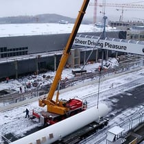 Die Kräne mussten sich anstrengen, um die tonnenschwere Last vom Transporter zu heben.