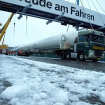 Schnee und Eis hatten bei der Anlieferung der Druckbehälter zu Verspätungen geführt.