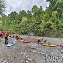 Einwassern der KanufahrerInnen auf der Simme oberhalb des Kraftwerks Erlenbach im Simmental