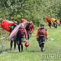 KanufahrerInnen und Fische auf dem Trockenen unterhalb der Staustufe des Kraftwerks Erlenbach im Simmental