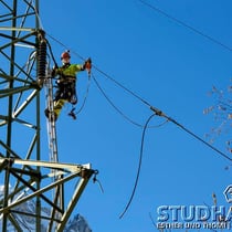EWO-Monteur Matthias Burch mit Helmkamera im Höheneinsatz.
