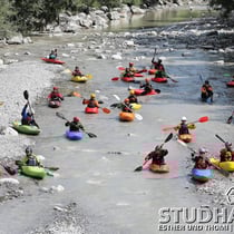 KanufahrerInnen und Fische auf dem Trockenen unterhalb der Staustufe des Kraftwerks Erlenbach im Simmental