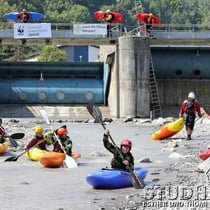 KanufahrerInnen und Fische auf dem Trockenen unterhalb der Staustufe des Kraftwerks Erlenbach im Simmental