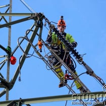 EWO-Monteur Matthias Burch mit Helmkamera im Höheneinsatz.