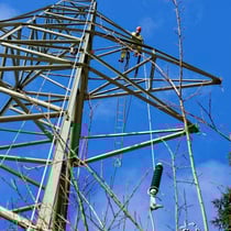 EWO-Monteur Matthias Burch im Höheneinsatz.