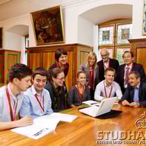 Zu Beginn des 11. Dialogue on Science der Academia Engelberg treffen sich junge Studenten und Referenten zu einem kurzen Workshop im Kloster Engelberg.