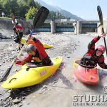 KanufahrerInnen und Fische auf dem Trockenen unterhalb der Staustufe des Kraftwerks Erlenbach im Simmental