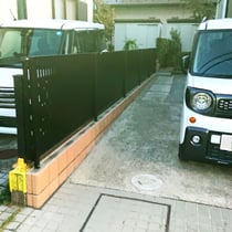 施工後：ラティスから軽い目隠しフェンスへ