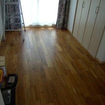 東京都S邸　明るい色の建具とも