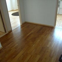 ホールはチーク　お隣の部屋はパインフローリング　