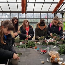 Dienstleister beim Gestecke binden Floristen Workshop