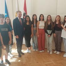 Schüler treffen Herrn Mag. Thomas Stelzer am Tag der Freiwilligkeit 