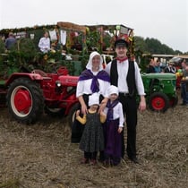 Anja Poppe und Birger Hartung mit ihren Kindern in alter Tracht