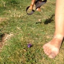 Caroline hatte richtig Pech. In Saint-Chely klaut ihr jemand die Schuhe in der Gite und lässt dafür zwei Flöten da. Sie sagt: 'Gott weiss schon was gut ist für mich'.