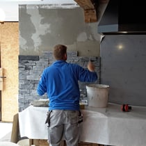 eine Küchenwand wird zur Steinand