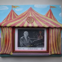 Kameographie, Konstantin Wecker, geschnitzter Rahmen, 2023, 36 x 44 cm