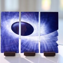 „Bijou“ / Foto: Peter Hübbe  2024 / je H: 10,5cm x 6,5 cm  / Überfangglas graviert 