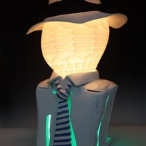 Wabenlampe mit Hut, 2021, Glas, Holz, Stoff, LED, 55 x 28 x 28 cm