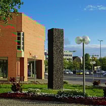 GUTEN MORGEN PETER, Glasschaumstele, 2018