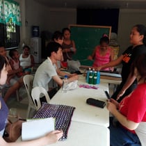 ドアマットや洗剤つくりの見学の様子