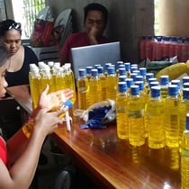 セブ北部洗剤つくりの様子