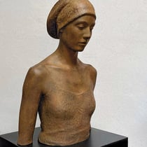 bruno walpoth, "hanna", edition 1/6, 2025, 67 x 42 x 25 cm, bronze – erlas galerie