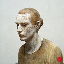 bruno walpoth, "der sachensucher", 2025, 47 x 49 x 28 cm, nussholz/nutwood – erlas galerie