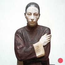bruno walpoth, "die neugierige", 2023, 71 x 40 x 32 cm, walnut – erlas galerie