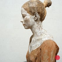 bruno walpoth, "erde-licht", 2025, 55 x 46 x 27 cm, nussholz/nutwood – erlas galerie