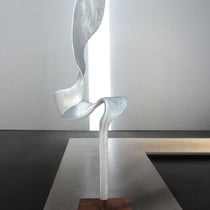 markus priller, o.t., 1/5, 2023, height 184 cm, aluminium/iron base, photo©klaus_costadedoi/erlas – erlas galerie