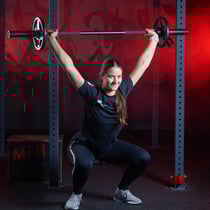 portrait corporate feminin coach sportif en plein l'effort dans son environnement de travail