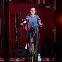 portrait corporate feminin coach sportif en plein l'effort dans son environnement de travail