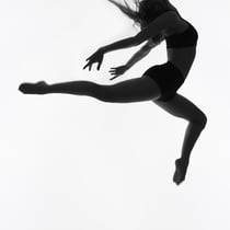 Photographie de sport studio danse bnw silhouette