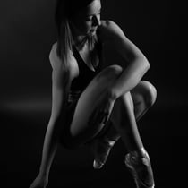 Photographie de sport studio danse bnw silhouette clair obscur